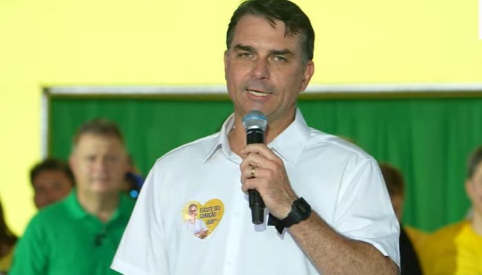 Engajamento digital de Flávio Bolsonaro sofre queda inédita em momento crucial