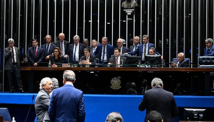 Fim da escala 6x1 avança no Senado com parecer favorável de Omar Aziz