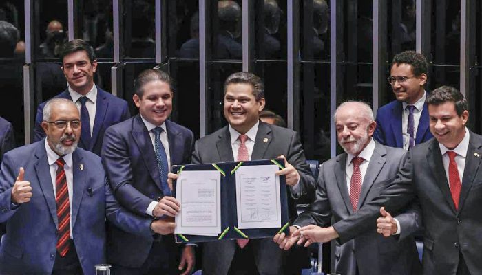 Fim da escala 6x1 no Congresso é marcado por homenagem de Alcolumbre a Paulo Paim