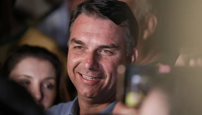 Flávio Bolsonaro busca apoio partidário e defende mudanças na Constituição