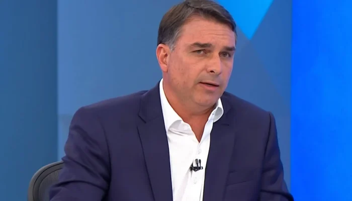 Flávio Bolsonaro desiste de debate na Globo e cita “censura” do TSE