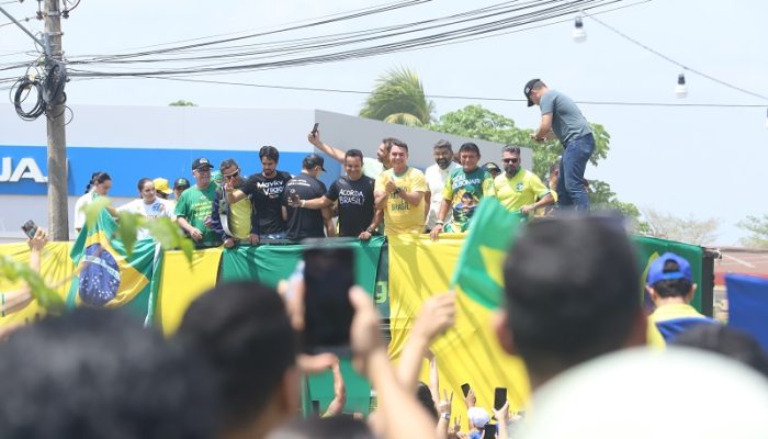 Flávio Bolsonaro é recebido por multidão em motocarreata em Marabá