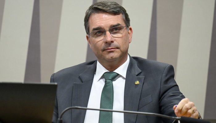 Flávio Bolsonaro equilibra pai, justiça e IA na campanha