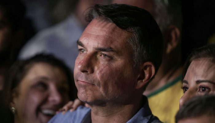 Flávio bolsonaro evita detalhar propostas em sabatina na televisão