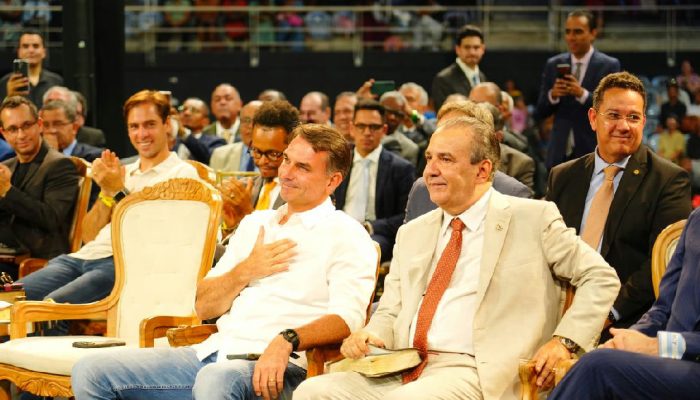 Flávio Bolsonaro intensifica campanha presidencial em São Paulo com líderes municipais