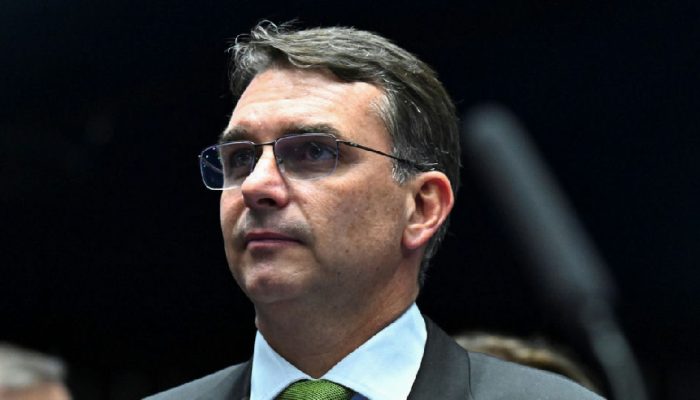 Flávio Bolsonaro reitera legalidade de R$ 61 milhões em patrocínio para filme do pai