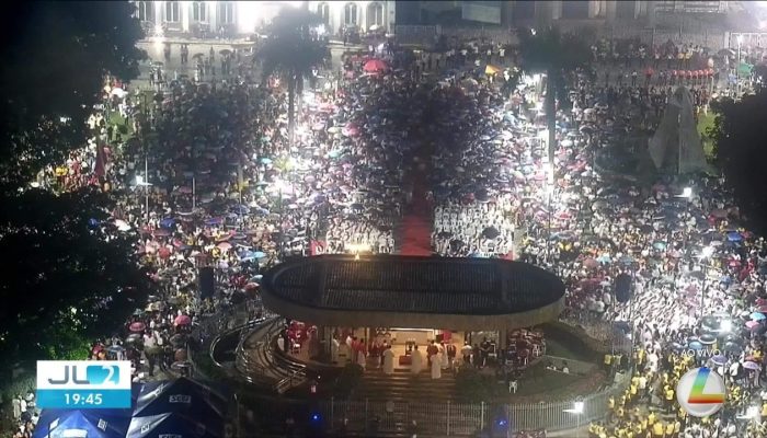 Celebração reúne centenas de fiéis na praça da Basílica Santuário em Belém