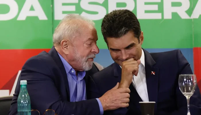 Lula cochicha no ouvido do Lula