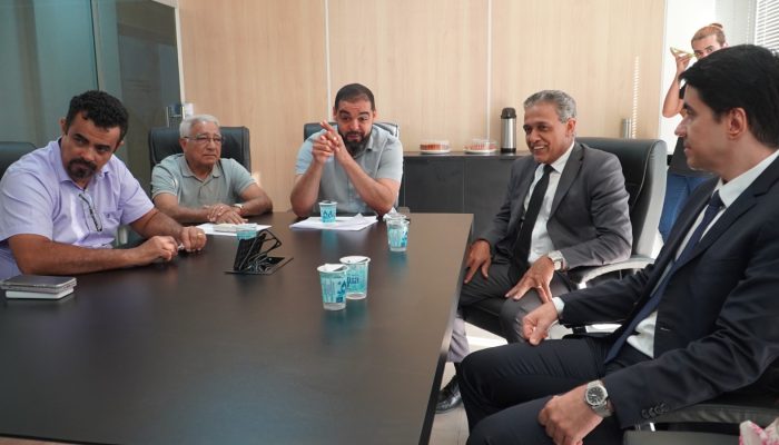 tunidades de aprendizagem, qualificação profissional e inserção no mercado de tr