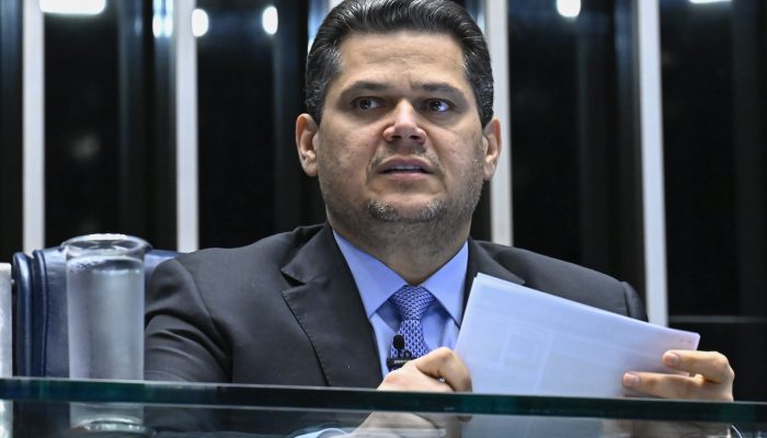 tunidade, o chefe do Legislativo realizou sessões conjuntas, deu de ombros para