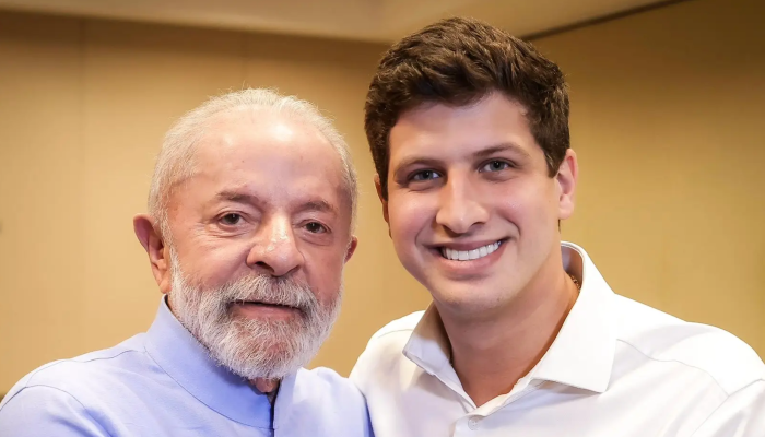 Presidente Lula (PT) abraça o prefeito do Recife, João Campos (PSB)&nbsp; (Rodolfo Loepert/Divulgação