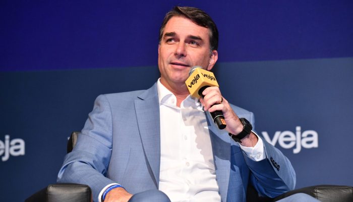 Estratégia política de Flávio Bolsonaro: plano de governo em doses para a campanha