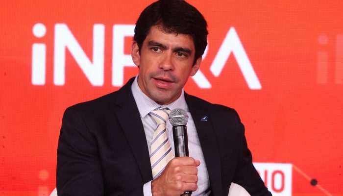 frame, sob o escrutínio de bilhões de espectadores. Há transparência, há um rito