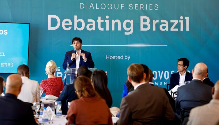 t e pela agência Novo Selo Comunicação. Na plateia estavam embaixadores e repres