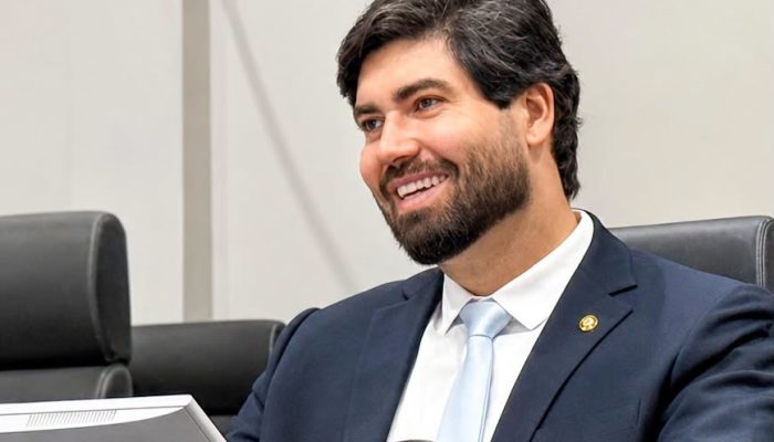 unanimidade, o Projeto de Lei nº 221/2024, do deputado Adriano Coelho (MDB), que