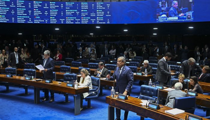 73 votos a 1, com uma abstenção, que foi do senador Eduardo Girão (Novo-CE). Os