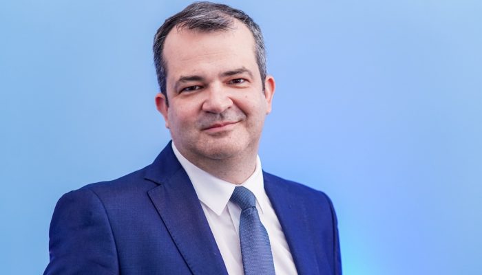 tarifas proibitivas, horários limitados e opções escassas de voos. Por quê? Porq