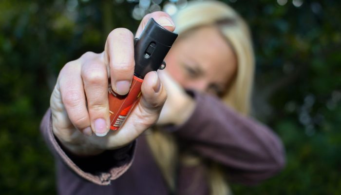 Promotora alerta para riscos do spray de pimenta como defesa feminina: 'medida paliativa'