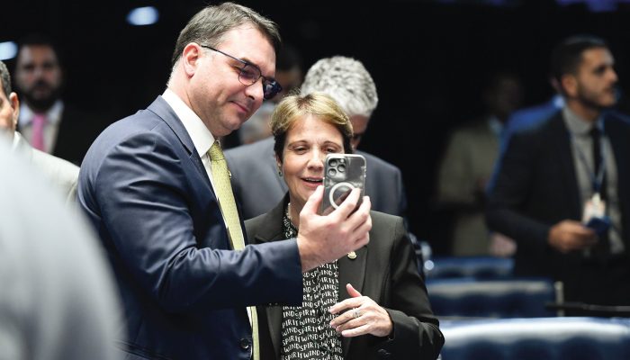 Investigações policiais teriam impedido Tereza Cristina de ser vice de Flávio Bolsonaro