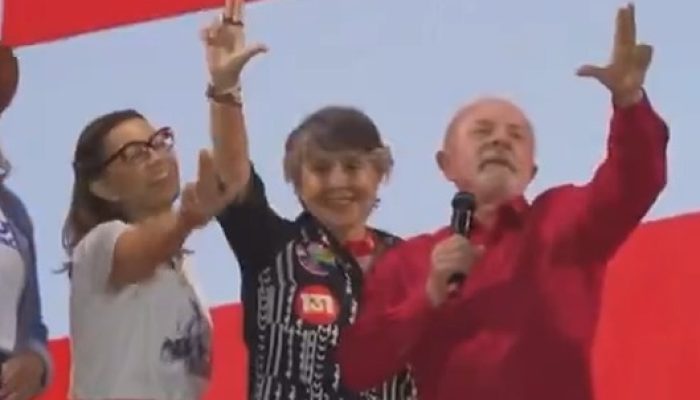 Lula brinca com a própria mão ao tentar fazer gesto do L em comício