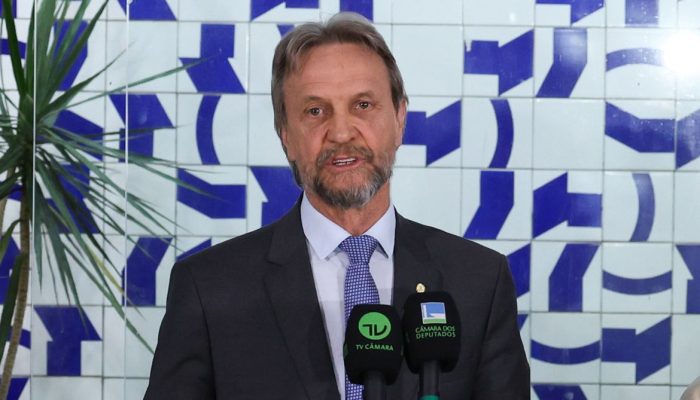 Mal-estar de líder petista adia votações estratégicas na Câmara dos Deputados