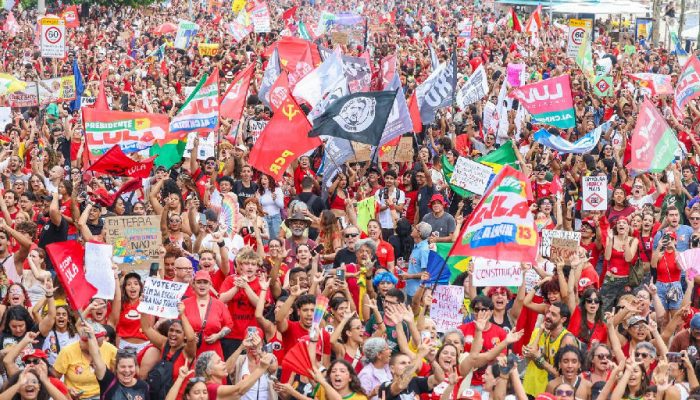 Multidão em Copacabana clama por democracia e reeleição de Lula