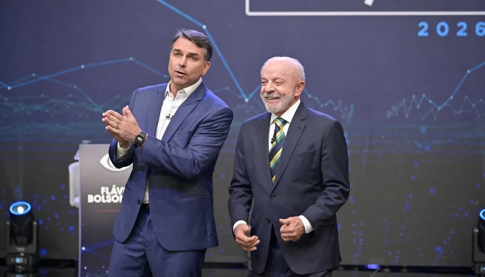Pesquisa aponta vantagem de Flávio Bolsonaro sobre Lula após debate da Band