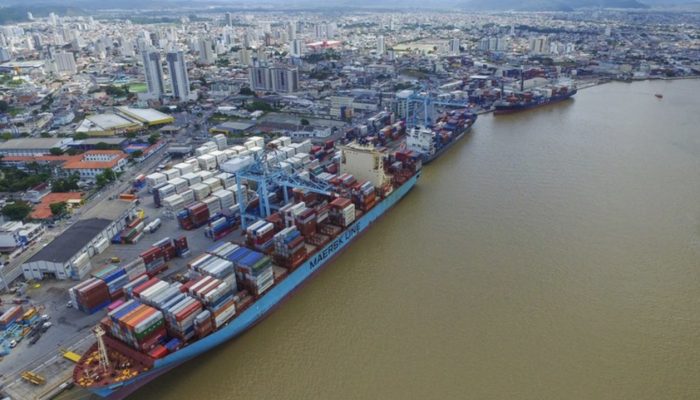 Restrição à navegação no Canal de Itajaí se agrava em meio a embate político por solução