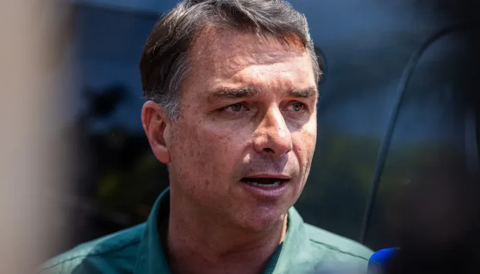 Reviravolta: Flávio Bolsonaro confirma participação em debate da Band contra Lula
