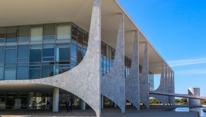 Revogação de visto de embaixadora nos EUA provoca repúdio do Brasil e agrava crise