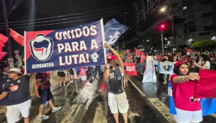Torcidas de Remo e Paysandu deixam rivalidade de lado em ato político na capital paraense