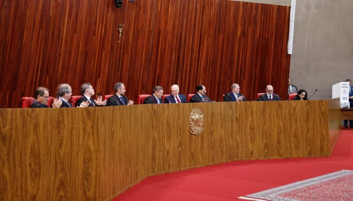 TSE forma maioria para proibir a Meta de interferir no conteúdo de Lula e Flávio Bolsonaro