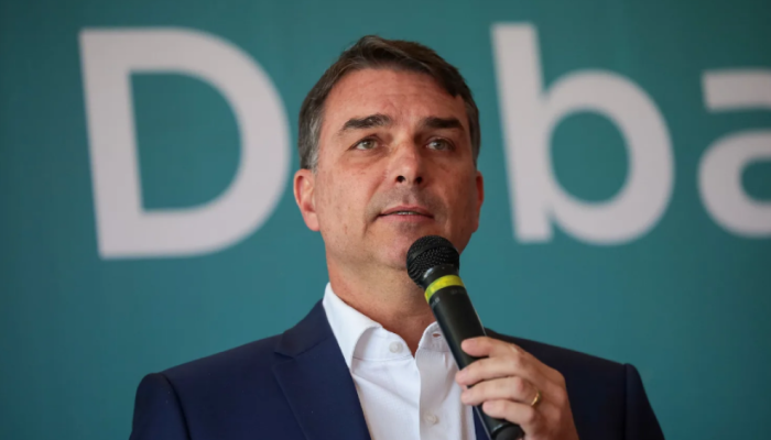 TSE suspende propaganda de Lula sobre histórico de Flávio Bolsonaro por indução ao erro